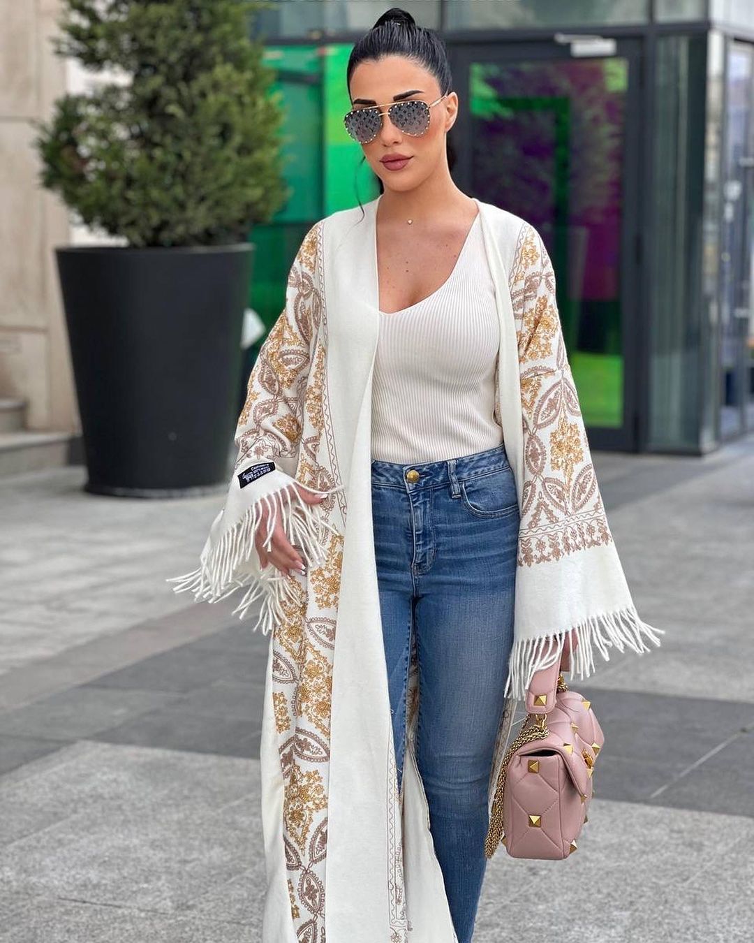 Abaya de lana bordada en blanco