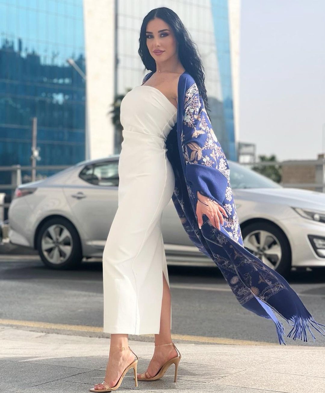 Abaya in lana ricamata in blu