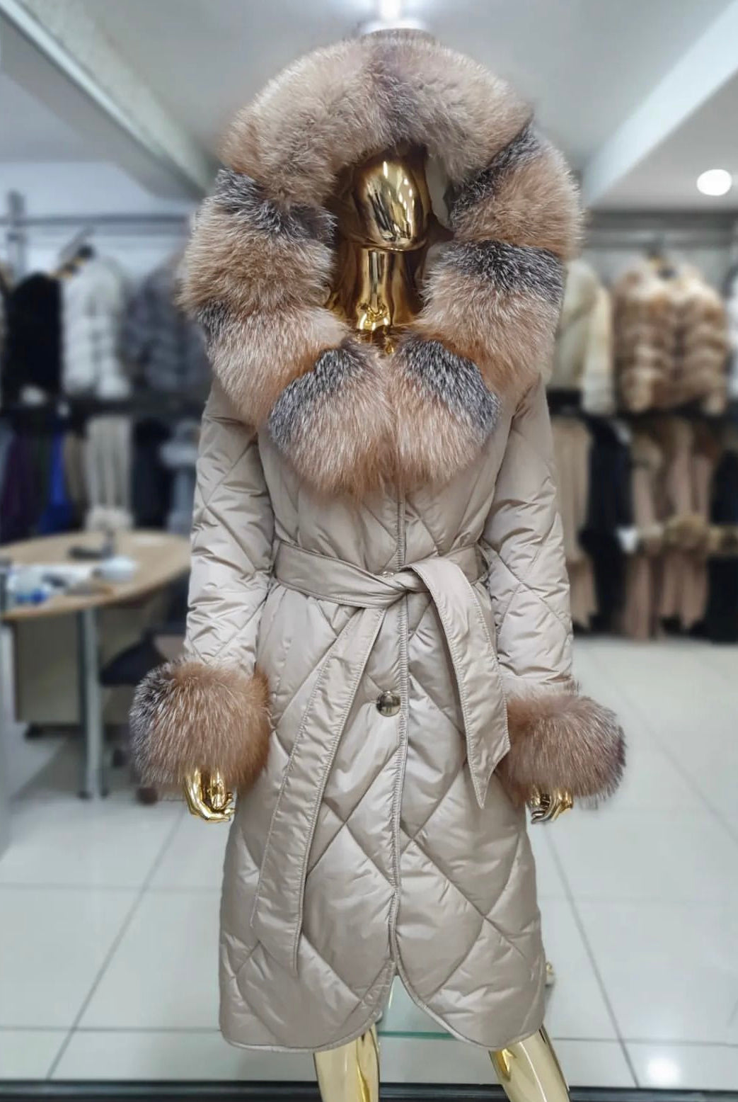CHAQUETA ACOLCHADA CON RIBETES DE PELO DE ZORRO EN BEIGE