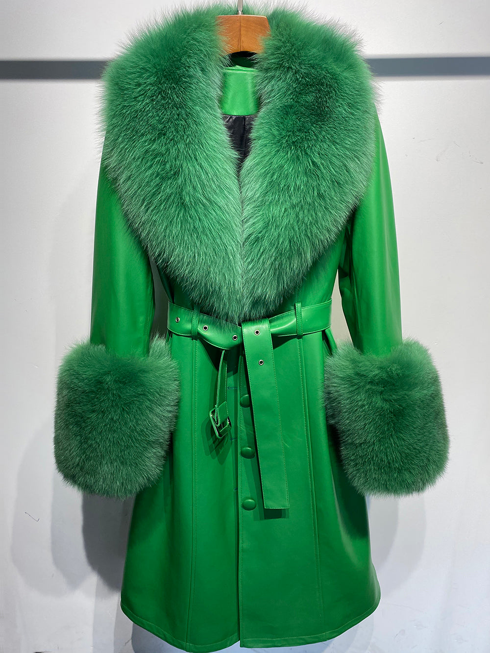 ABRIGO DE PIEL GENUINA DE ZORRO EN VERDE