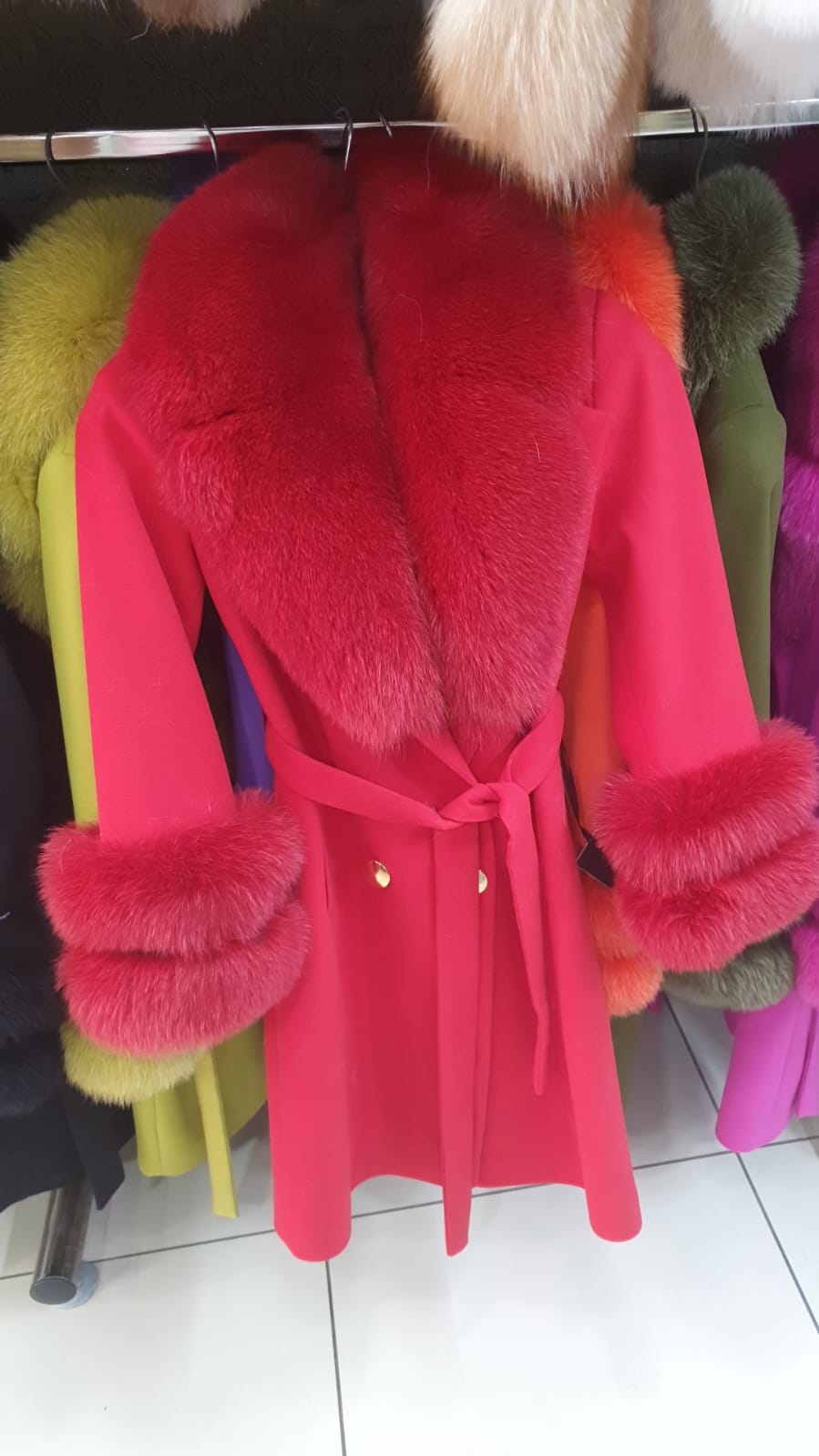ABRIGO DE CASHMERE DE PELO DE ZORRO EN ROSA CLARO