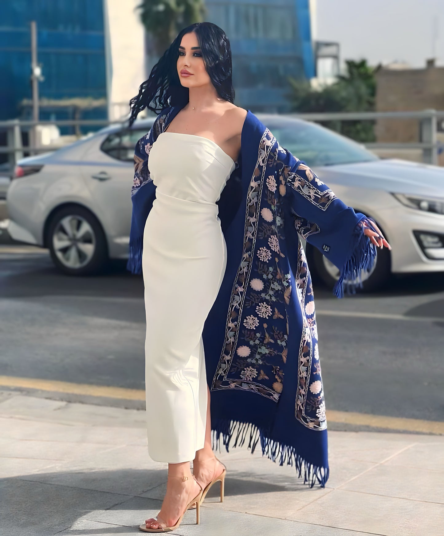 Abaya in lana ricamata in blu