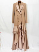 Robe Longue Smoking Camel à Revers en Satin et Volants en Cascade