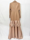 Robe Longue Smoking Camel à Revers en Satin et Volants en Cascade