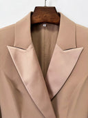 Robe Longue Smoking Camel à Revers en Satin et Volants en Cascade