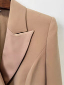 Robe Longue Smoking Camel à Revers en Satin et Volants en Cascade