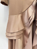 Robe Longue Smoking Camel à Revers en Satin et Volants en Cascade