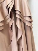 Robe Longue Smoking Camel à Revers en Satin et Volants en Cascade