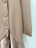Robe Longue Smoking Camel à Revers en Satin et Volants en Cascade