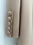 Robe Longue Smoking Camel à Revers en Satin et Volants en Cascade