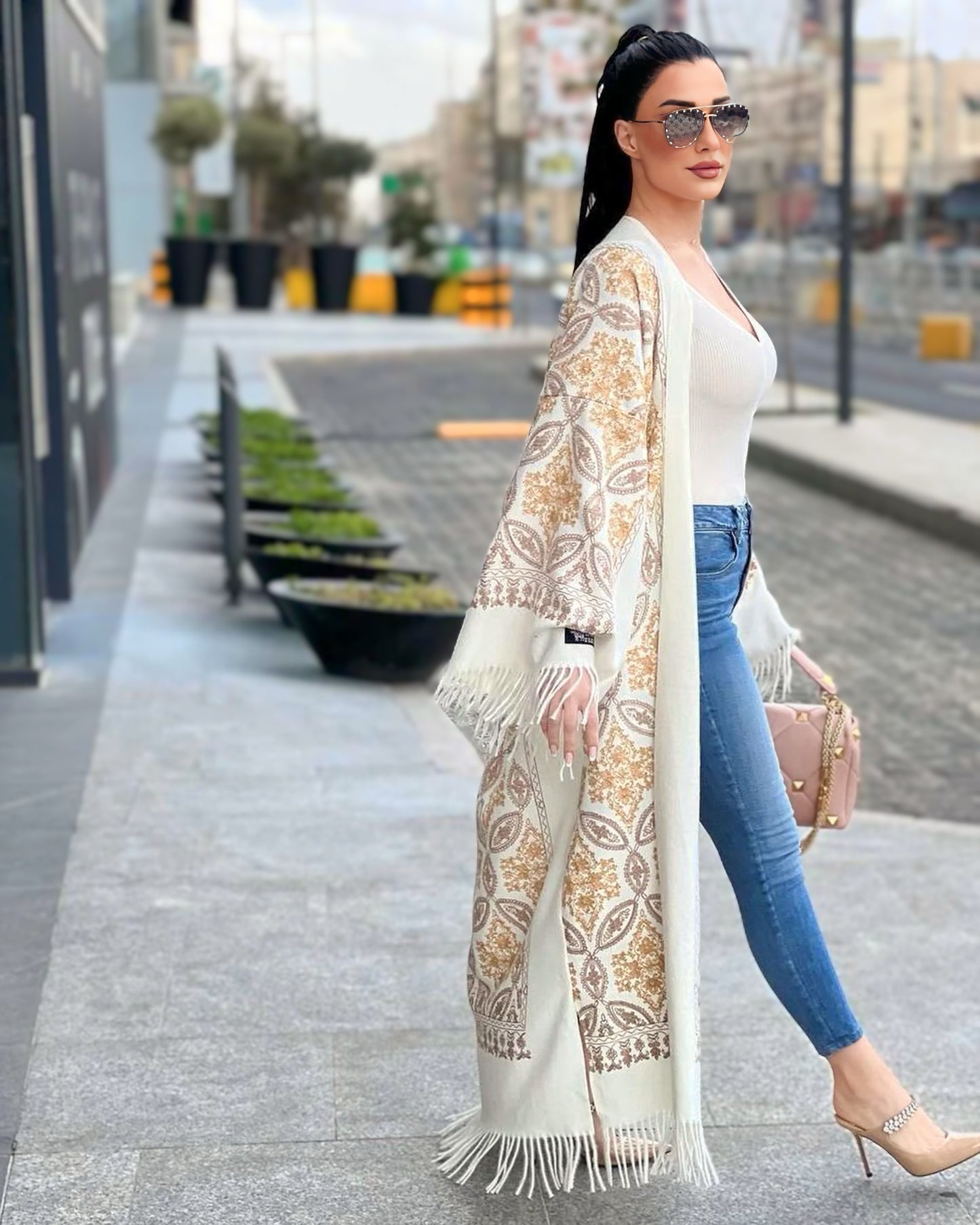 Abaya de lana bordada en blanco
