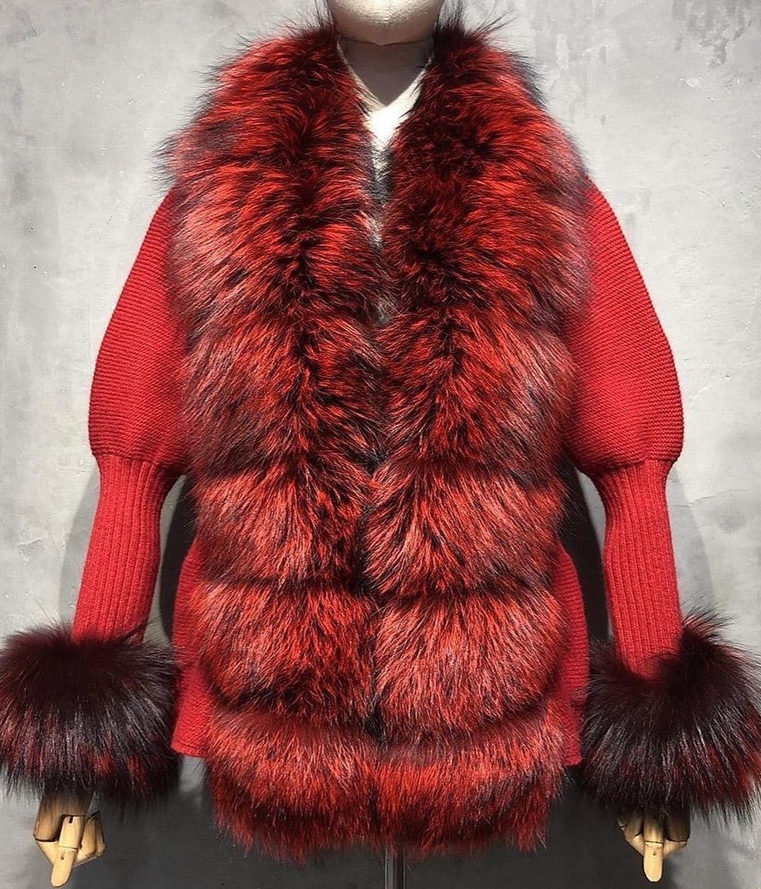 CÁRDIGAN CORTO DE PUNTO Y CASHMERE DE PIEL DE ZORRO EN ROJO