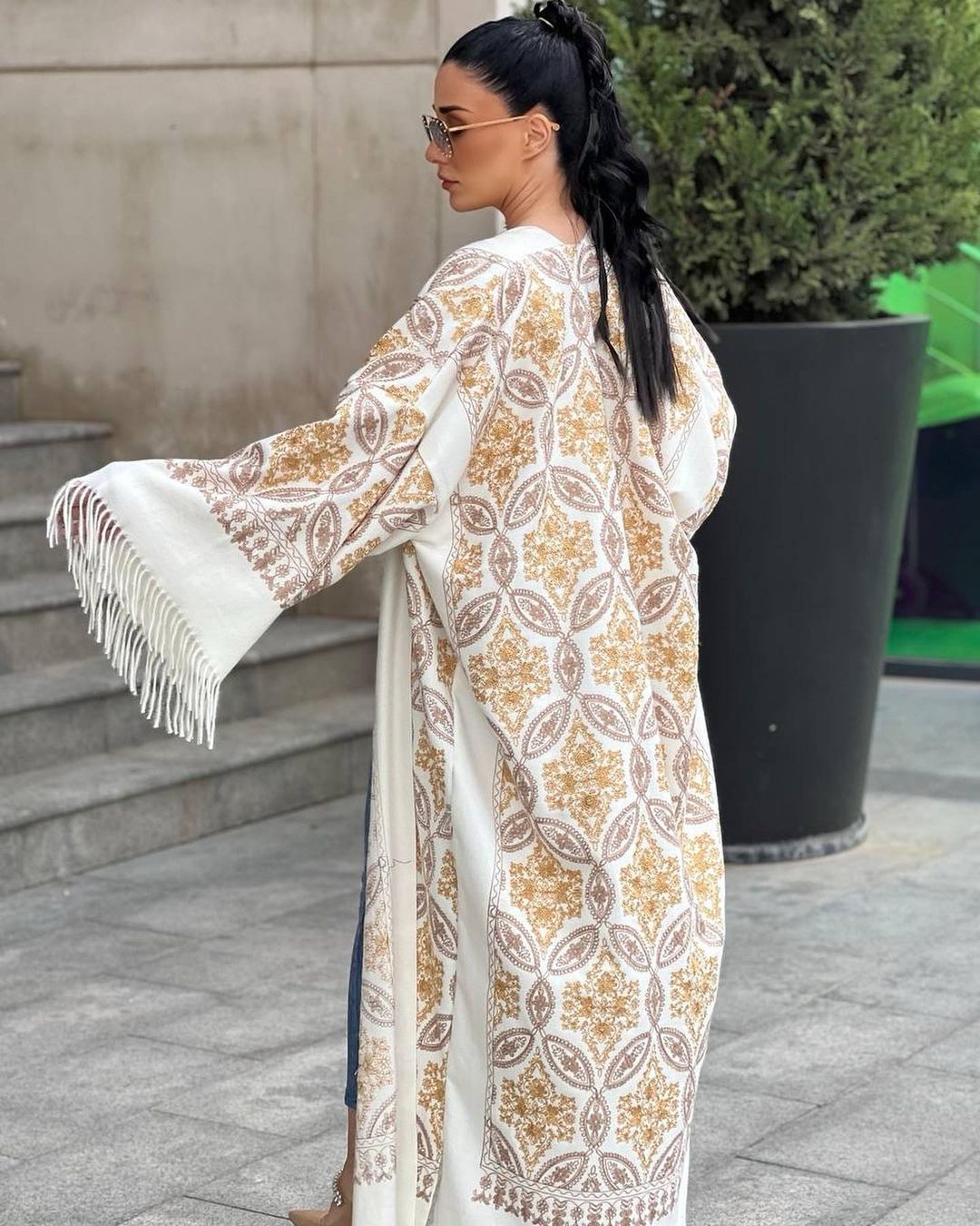 Abaya de lana bordada en blanco