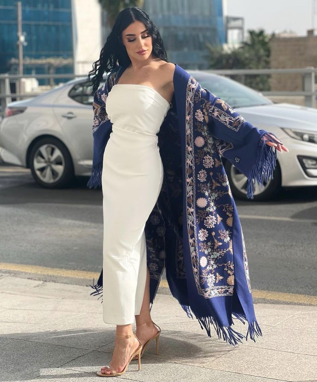 Abaya in lana ricamata in blu