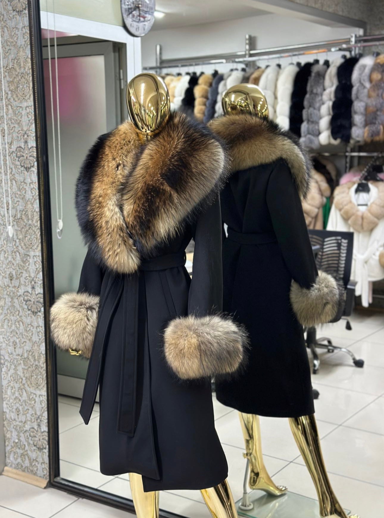 ABRIGO DE CASHMERE DE PIEL DE MAPACHE
