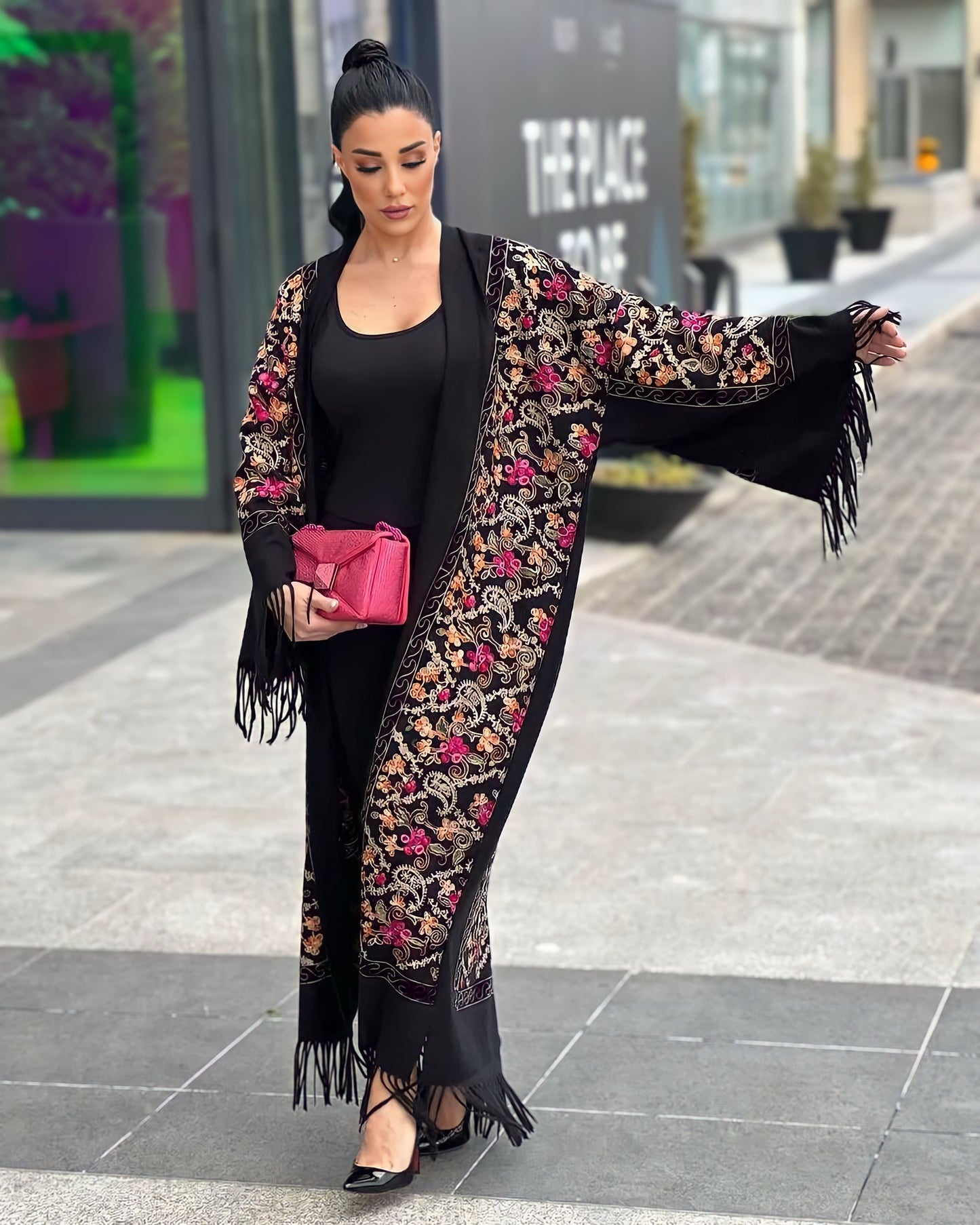 Abaya in lana ricamata in nero