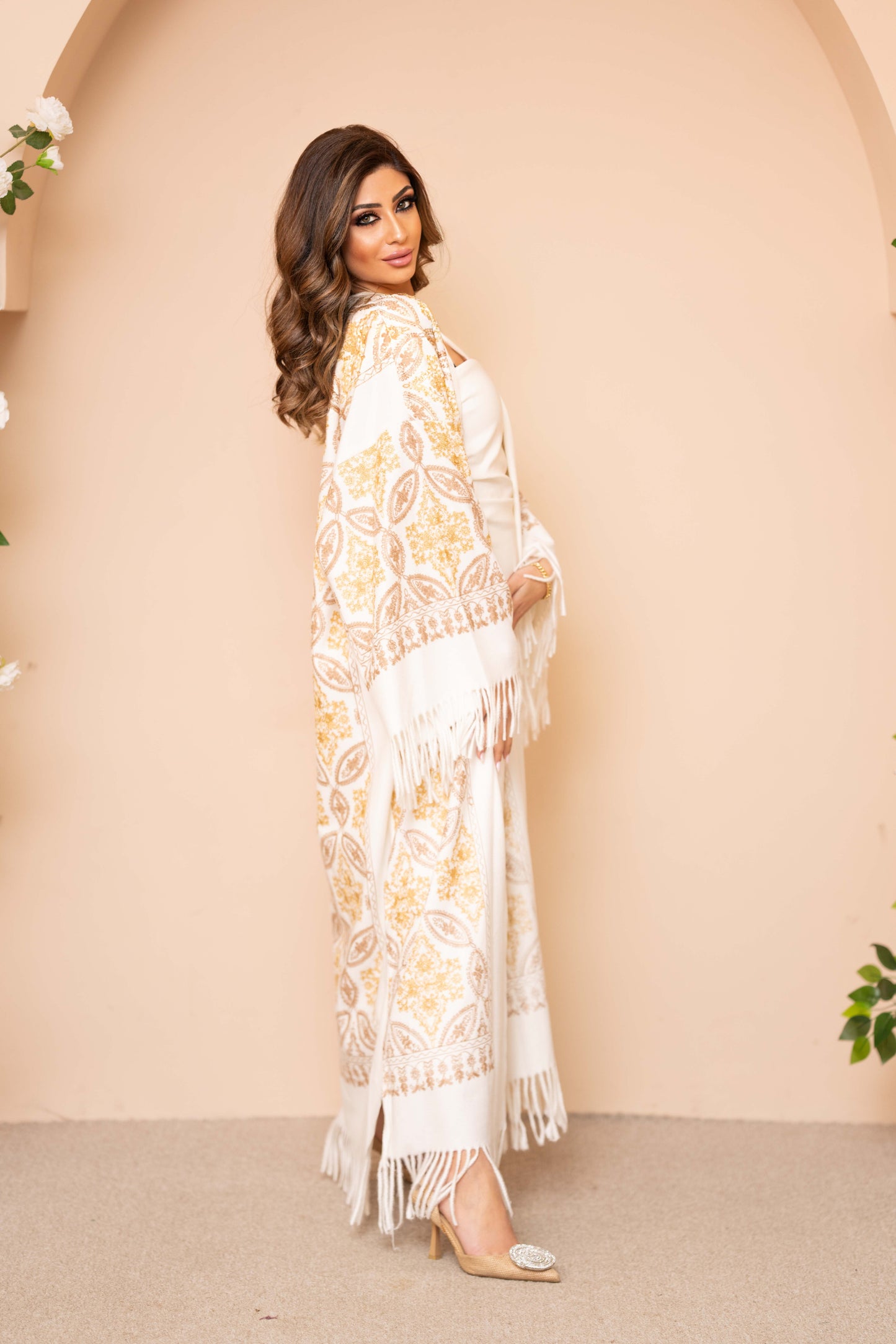 Abaya de lana bordada en blanco