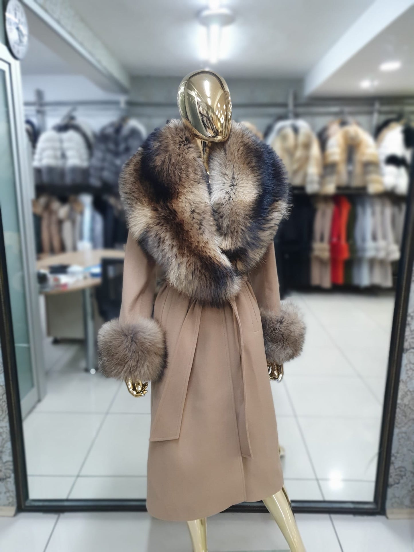 ABRIGO DE CASHMERE DE PIEL DE MAPACHE