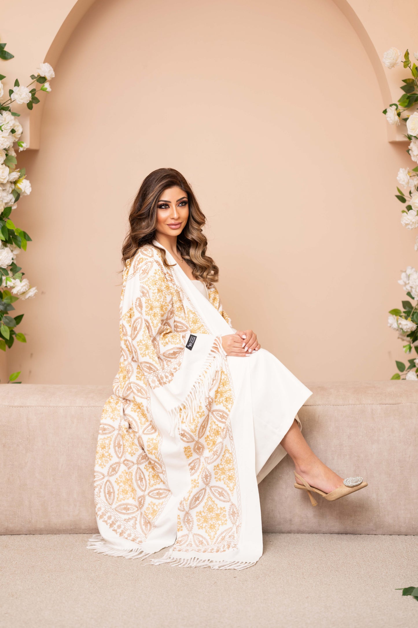 Abaya de lana bordada en blanco