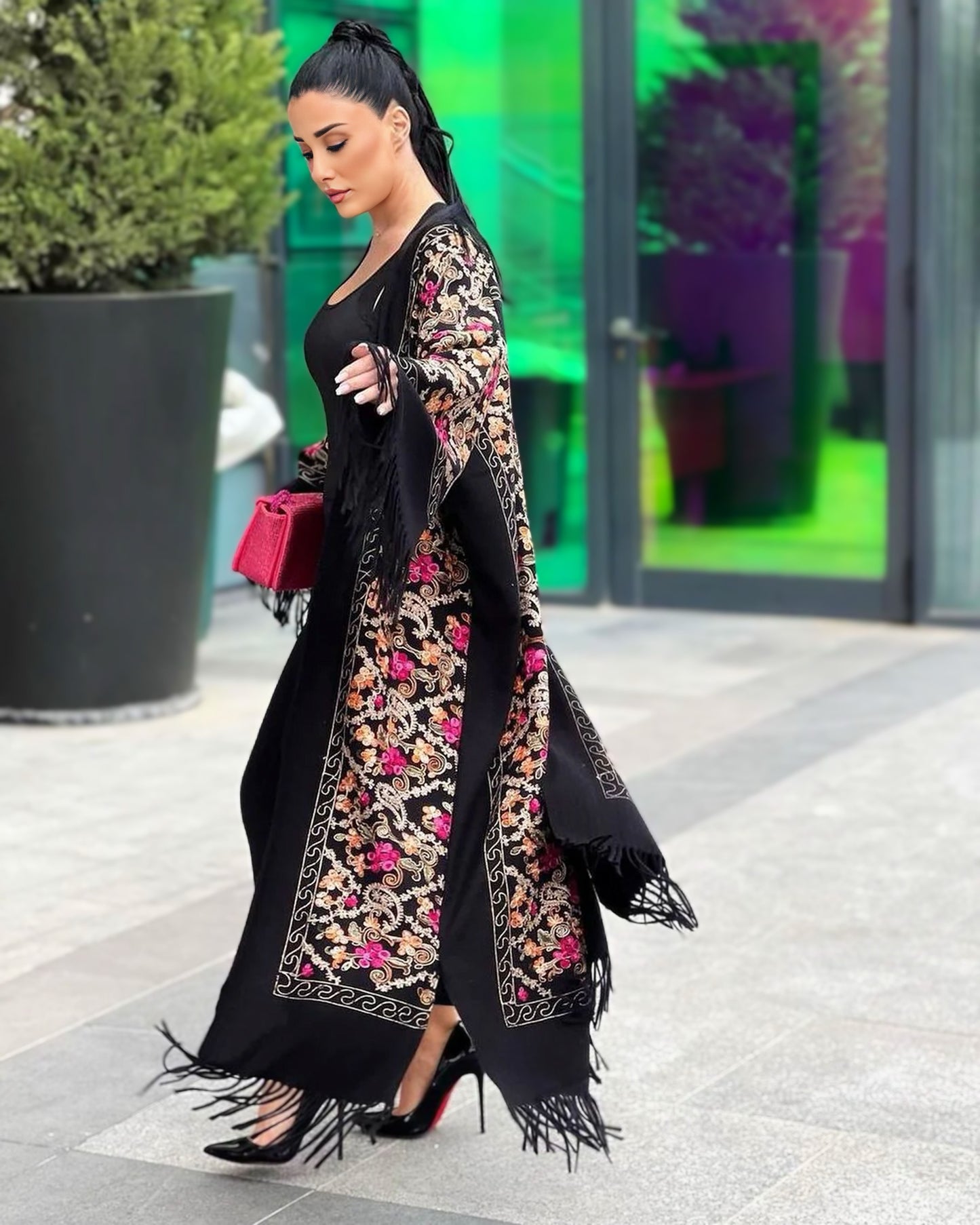 Abaya in lana ricamata in nero