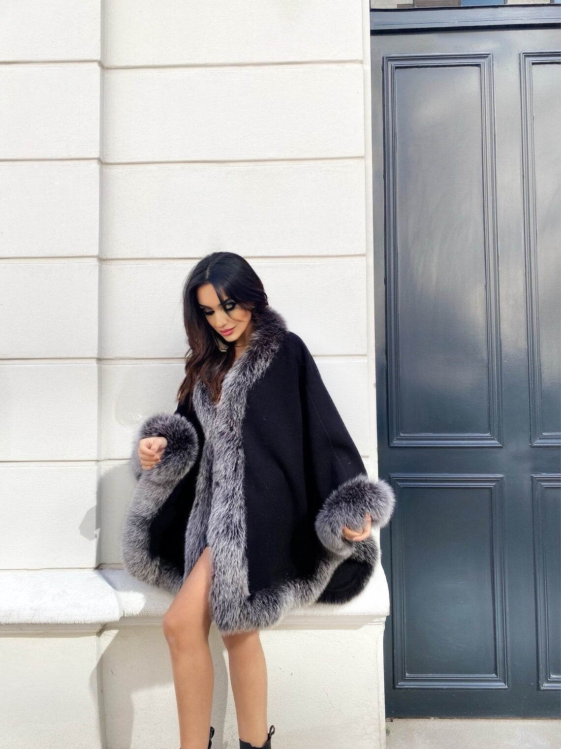 PONCHO IN CASHMERE IN PELLICCIA DI VOLPE ARGENTO NERO