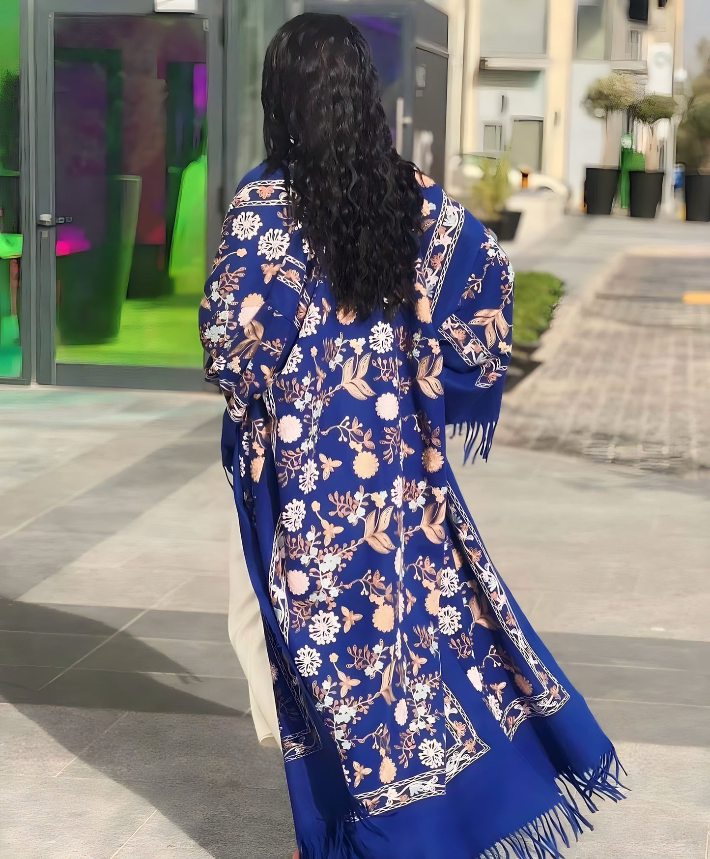 Abaya in lana ricamata in blu