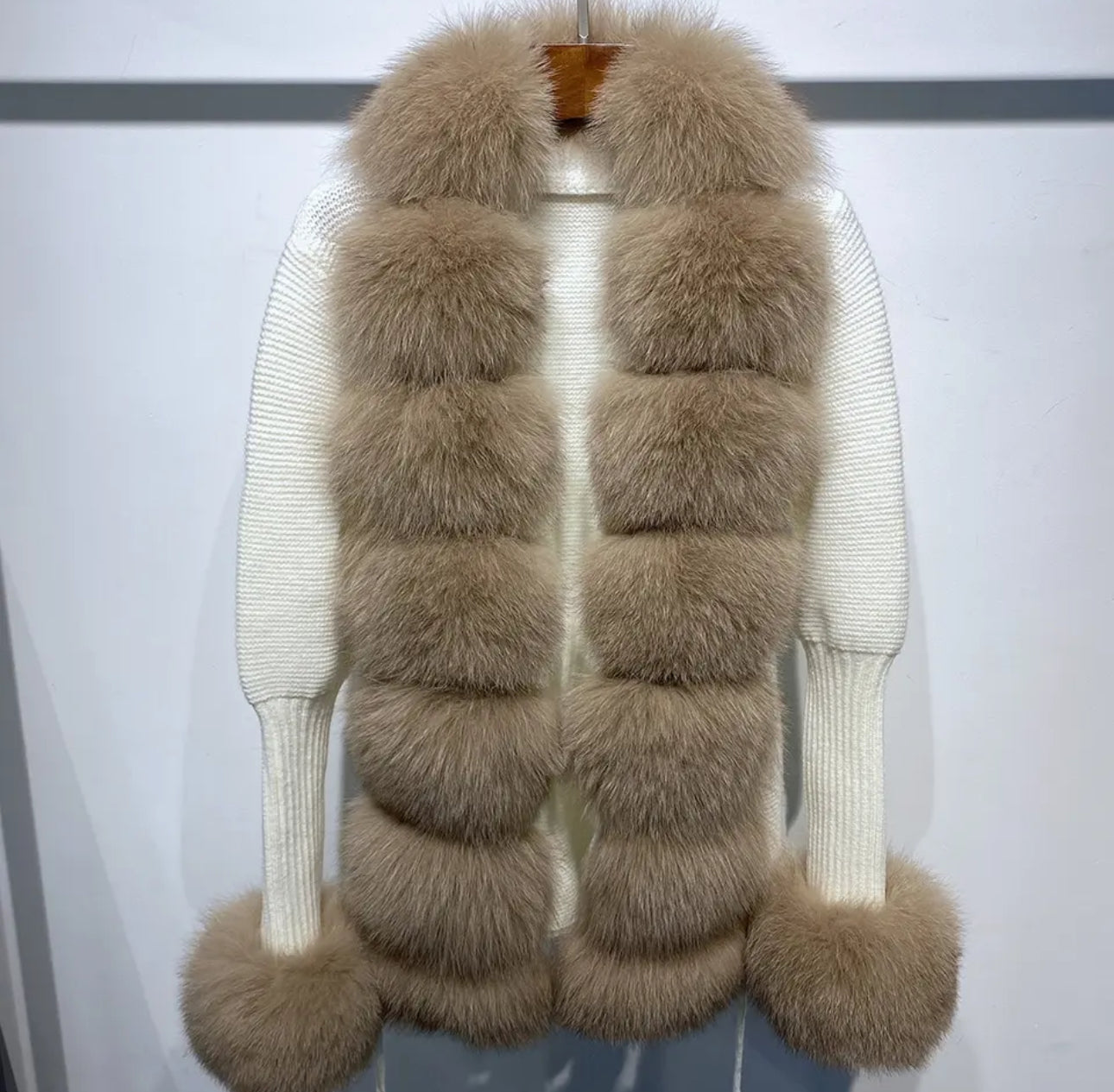CÁRDIGAN CORTO DE PUNTO/CASHMERE DE PIEL DE ZORRO EN BLANCO/CAMELLO