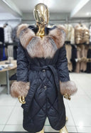 CHAQUETA ACOLCHADA CON BORDE DE PELO DE ZORRO EN NEGRO
