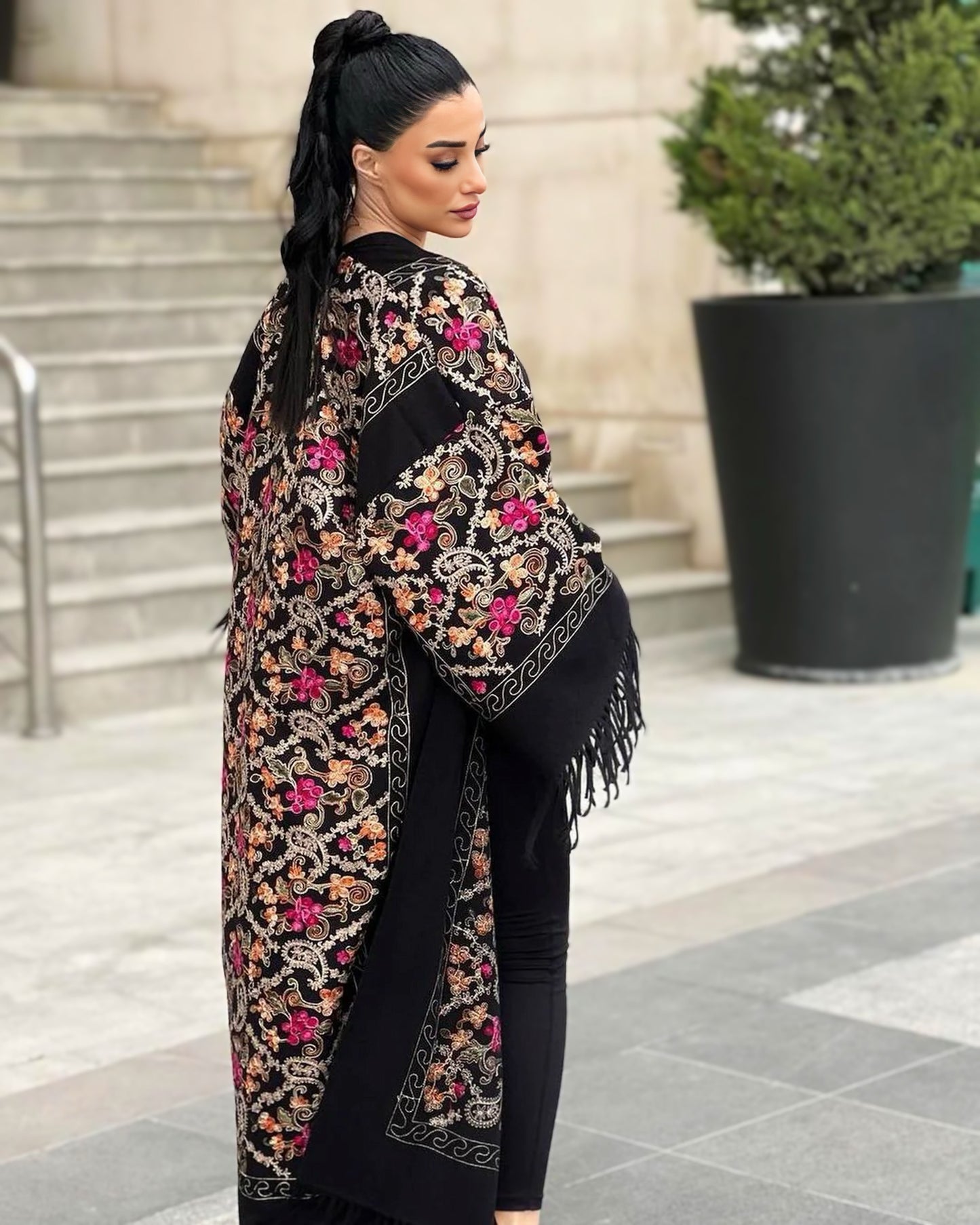 Abaya in lana ricamata in nero