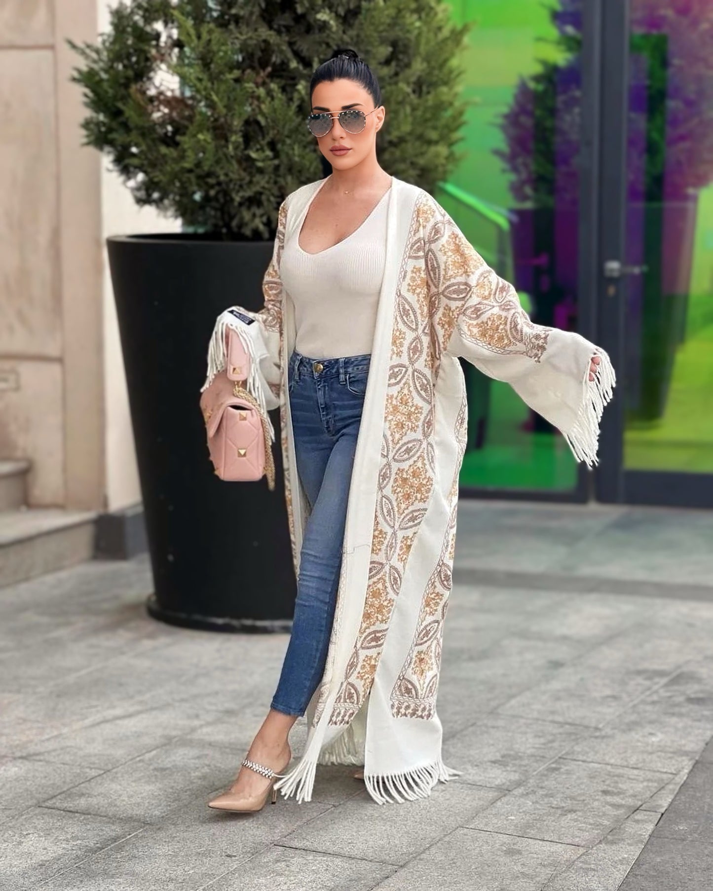 Abaya de lana bordada en blanco