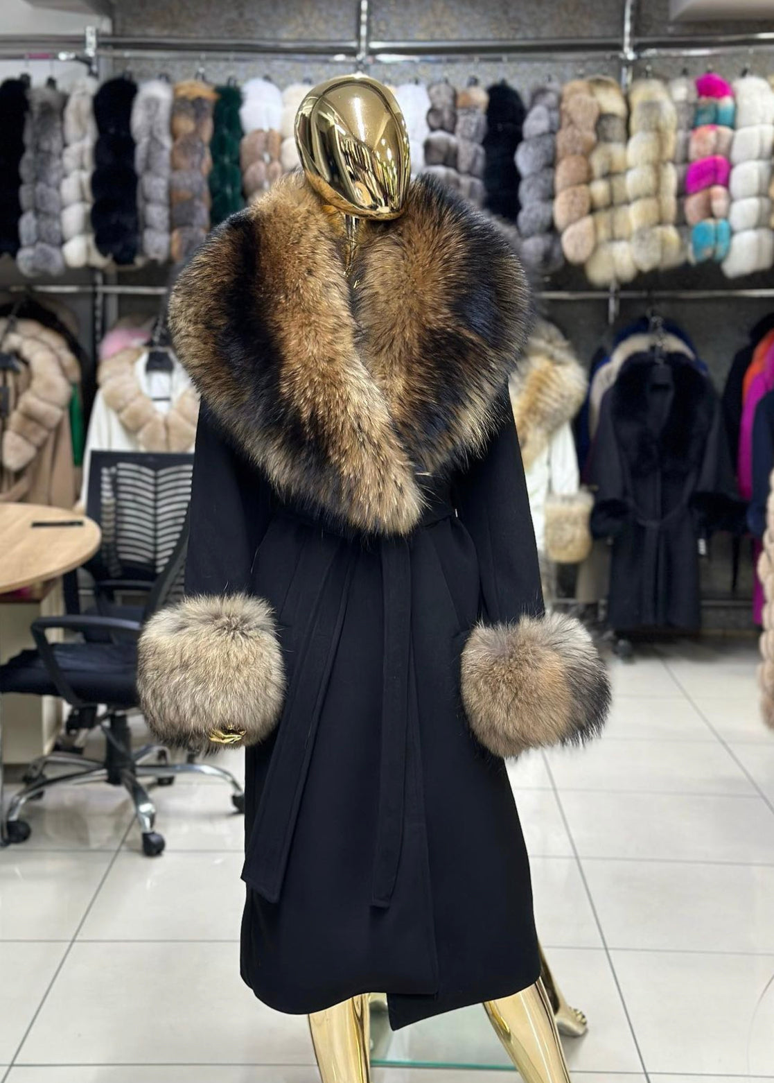 ABRIGO DE CASHMERE DE PIEL DE MAPACHE