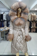 CHAQUETA ACOLCHADA CON RIBETES DE PELO DE ZORRO EN BEIGE