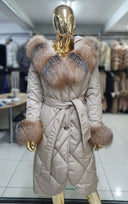 CHAQUETA ACOLCHADA CON RIBETES DE PELO DE ZORRO EN BEIGE