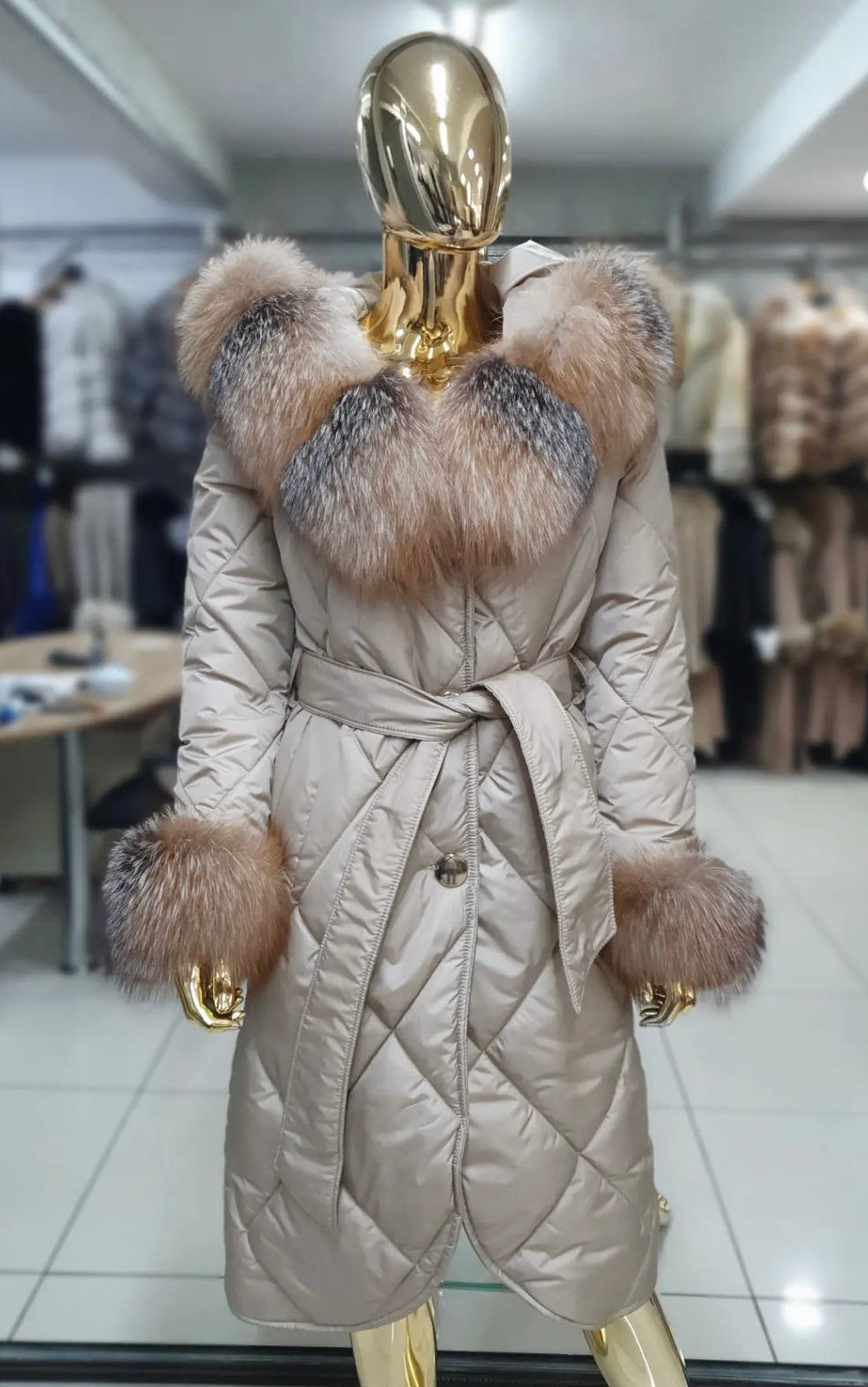 CHAQUETA ACOLCHADA CON RIBETES DE PELO DE ZORRO EN BEIGE
